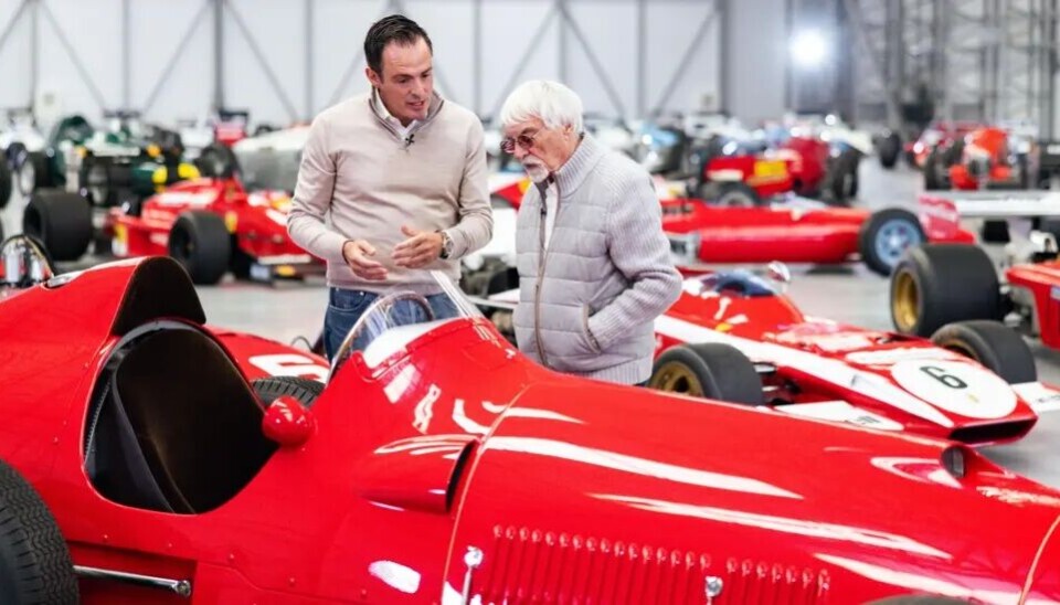 Bernie Ecclestone og Tom Hartley fordyper seg i Chassis nr. 5, 1951 bilen til Alberto Ascari fra Italias GP i 1951. Ferraris tredje Grand Prix seier.