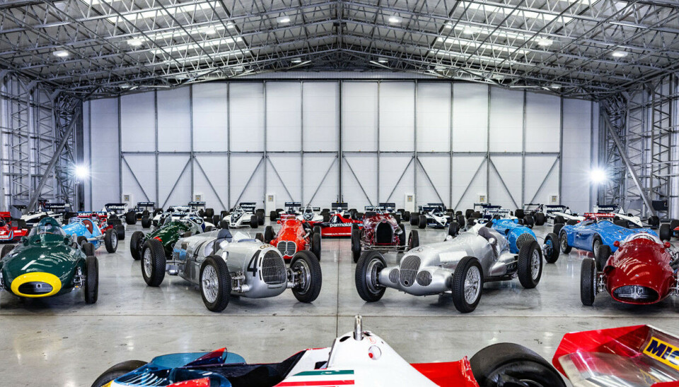 Hele samlingen med to førkrigs Sølvpiler i front. Auto Union og Mercedes Benz. Flankert av en Vanwall VW 5 og en fabrikk-Maserati 250 F – Verdens vakreste racerbil?