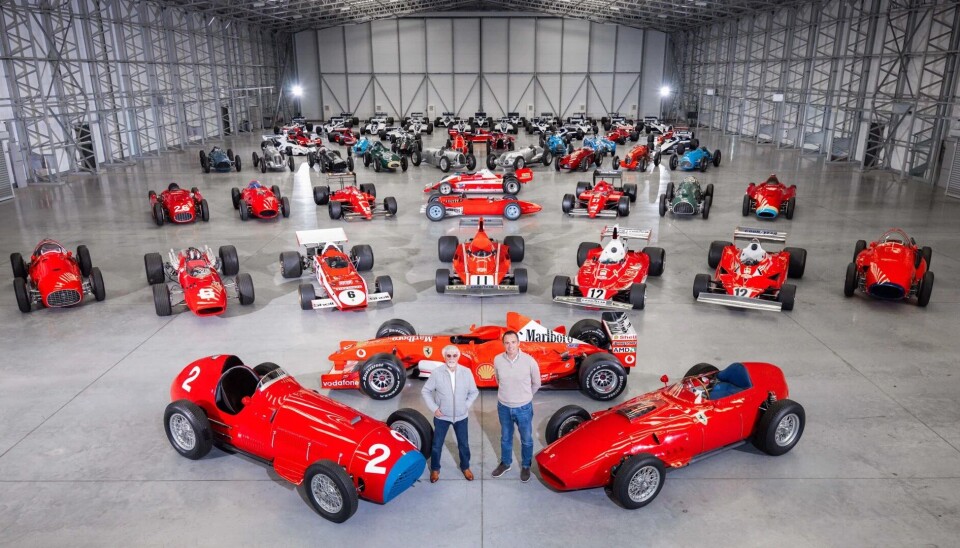 Her er hele flåten, med Ferrarier i forgrunnen. Legg merke til den grønne, nr. 2 fra høyre i tredje rad. Thin Wall Special – innkjøpt «engelsk» Ferrari som dannet grunnlag for Vanwall – senere verdensmester.