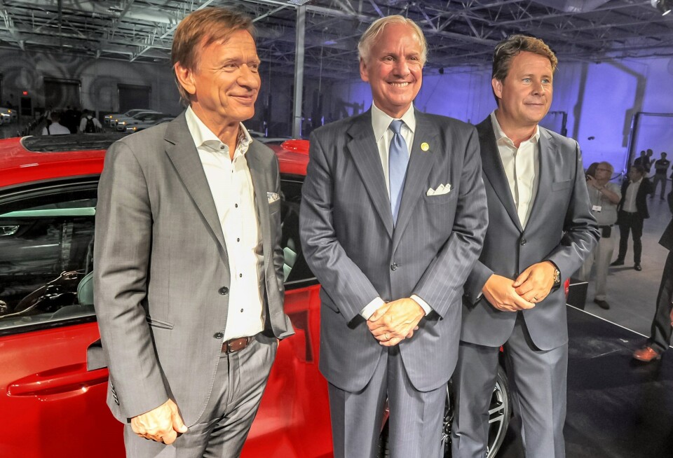 Guvernør Henry McMaster (i midten) kan kanskje ser frem til økt bilproduksjon i hjemstaten South Carolina. Her fra 2018 sammen med Håkan Samuelsson og daværende Volvo-sjef i USA Anders Gustafsson.