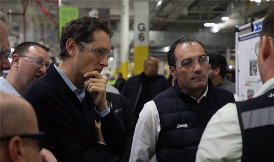 Styreleder John Elkann og nå CEO Antonio Filosa i Stellantis besøker her en fabrikk i Sterling Heights i USA.