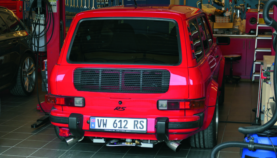 Ser original ut til tross for integrerte fangere fra Porsche 911. Inngrepet i hekkluke, bredding og diverse avslørende detaljer under hekken.