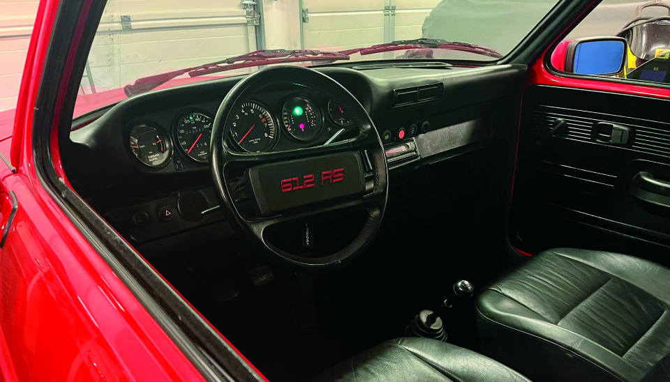 Det aller meste er hentet fra Porsche 911 - det inkluderer interiøret. Mye tilpassing, men det ser originalt ut.