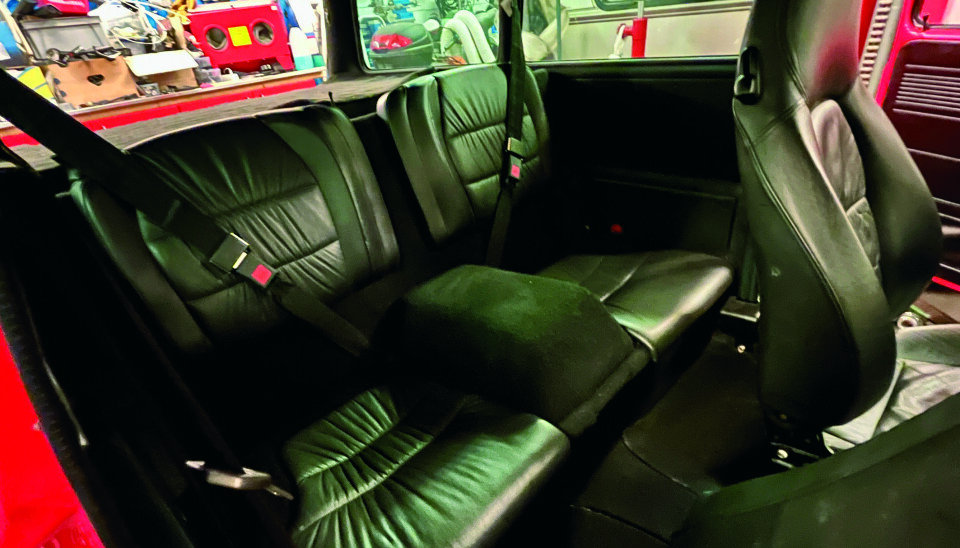 Stoler er hentet fra Porsche 911 (996), og baksetene byr på plass. Ikke ekstremt god plass, men...