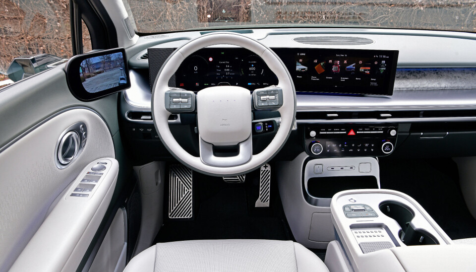 Den buede skjermen har et 12,3-tommers instrumentpanel og like stor infotainmentskjerm. Ioniq 9 blir Hyundais første med “features on demand”, der man kan kjøpe til virtuelle girskift med motorlyd, lysmønstere og underholdning.