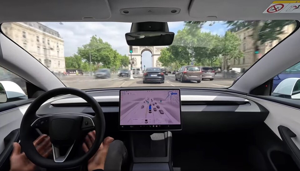 Selvkjørende Tesla på vei mot den beryktede rundkjøringen rundt Triumfbuen i Paris - som den taklet greit.