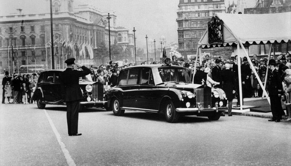 Rolls-Roycen til dronning Elizabeth II og prins Philip ankommer Westminster for åpningen av Commonwealths parlamentariske konferanse den 25. september 1961