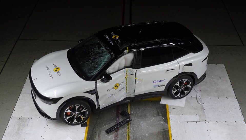 SIKKER BIL: Zeekr 7X er en elektrisk SUV fra Kina som selges i Norge. Den oppnådde 5 stjerner i Euro NCAPs sikkerhetstest. Her er den etter sidekollisjons-testen mot en fastmontert stolpe, der strukturen viste seg å være tilfredsstillende solid.