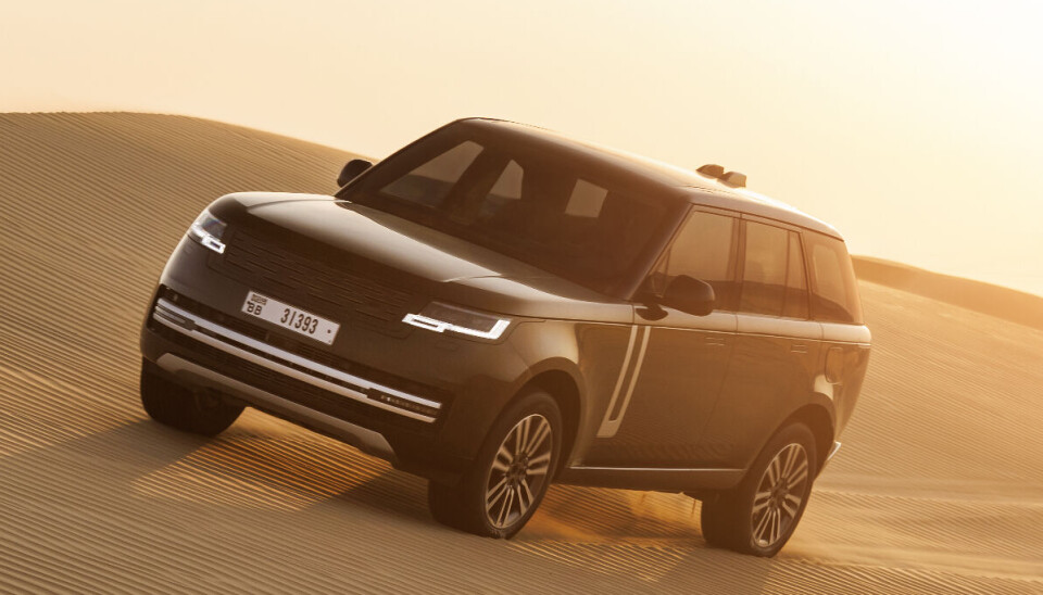 ØRKENVANDRING: Det tar lang tid for JLR å få ferdigstilt sin elektriske Range Rover, som igjen forsinkes til langt ut i 2026. Her er prototypen under testing i ørkenen i 2024.