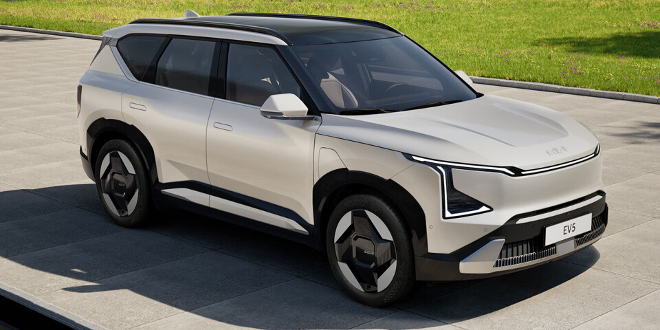 Kia kaller sin designfilosofi «Opposites United», og beskriver utseendet til EV5 som robust og samtidig sofistikert. EV5 har en firkantet silhuett, en markant D-søyle og Kias “Star Map”-lyssignatur foran og bak. En prototype er nå på vei til Norge i båt.