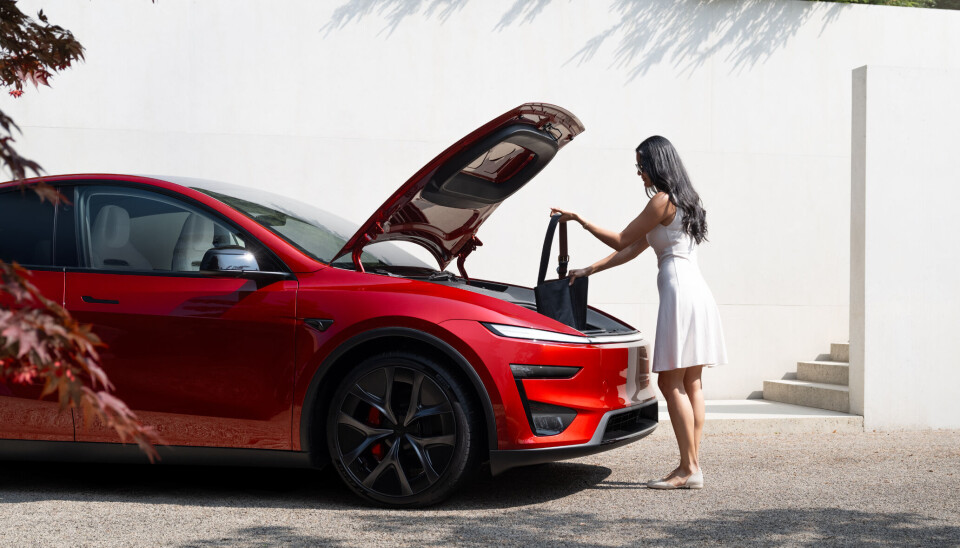 Tesla Model Y Performance skiller seg ut med sporty felger, trangere seter, og markerte utvendige detaljer.
