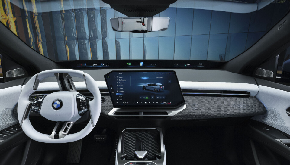 BMW har designet et helt nytt førermiljø, BMW Panoramic iDrive, hvor den viktigste informasjonen vises i head up display og nederst i frontruten.