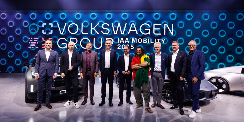 Familiebilde med alle merkesjefene i VW Group. Rohan Anthony Marley var invitert for å kaste glans over 75-års jubileet til Volkswagen Bus. Han er en jamaicansk forretningsmann og tidligere fotballspiller. Også kjent som sønn av reggae-artisten Bob Marley.