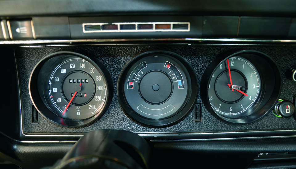 Tre store klokkeformede instrumenter sitter rett foran føreren: Speedometer med km-teller og trippteller, tank- og temperaturmåler og elektrisk ur – fine greier!