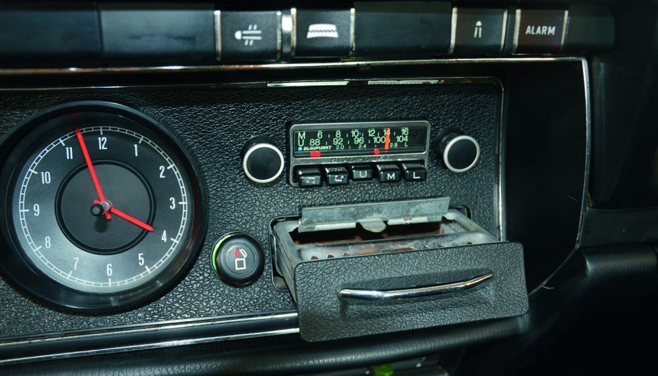 Blaupunkt bilradio var på plass, selvsagt – med sentralt utstyr som et stort askebeger og lighter som nærmeste naboer.