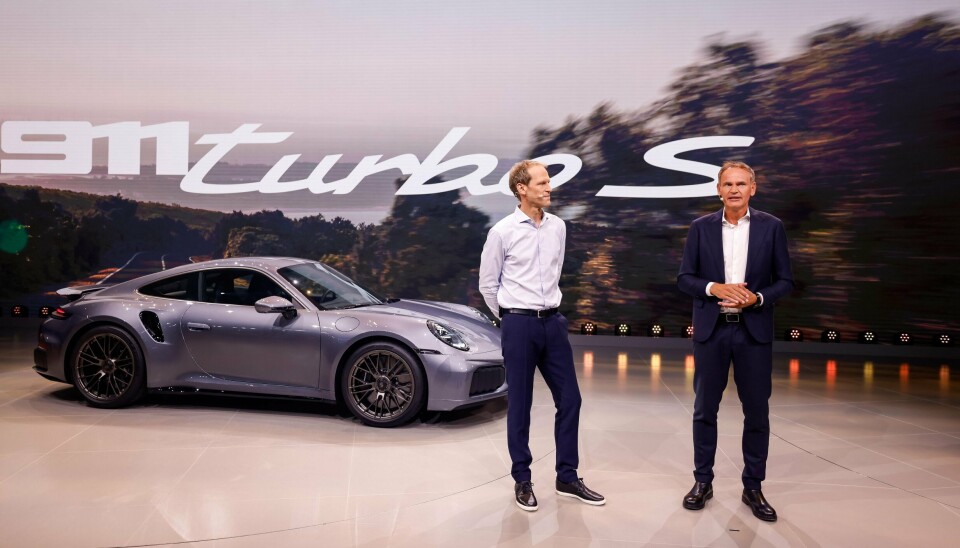 Toppsjef Oliver Blume (t.v.) presenterer nye Porsche 911 Turbo, med hjelp fra Jörg Bergmeister, Porsche-venn og tidligere racerfører.