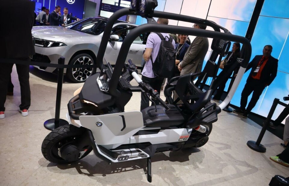 BMW bygde scooter med veltebøyle helt til 2004. De lærte ikke noe av det - tyngdepunktet kom så høyt at sykkelen MÅTTE velte. C1, som den het, ble satt sammen hos Bertone. Nå kommer de hjælpe meg med en ny!