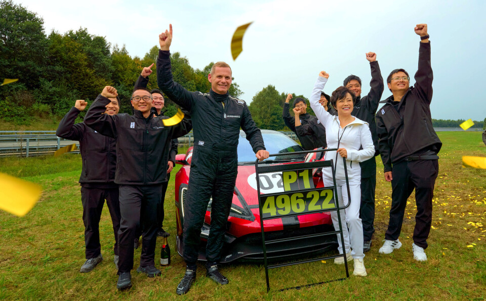 Fornøyd BYD-gjeng, med Stella Li og racerfører Marc Basseng foran.