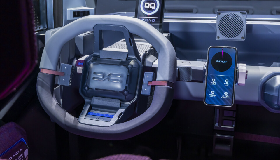 Mobiltelefonen gjør jobben som infotainment. Legg merke til den lille blåtann-høytalleren bak .