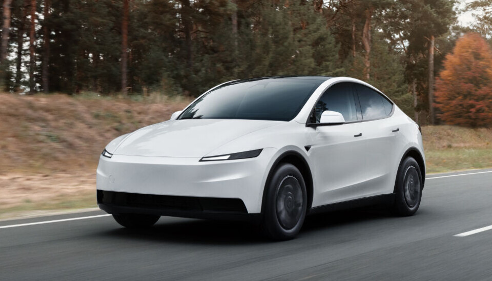 Den ribbede versjonen av Tesla Model Y mangler lysstripen foran og leveres kun med bakhjulsdrift og stoffseter. Leveringene starter i november.