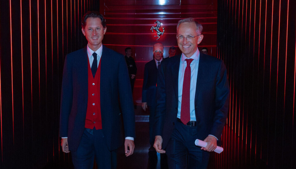 Skuffet markedet: Det ble en dårlig dag på børsen da styreformann John Elkann (t.v.) og Ferrari-topp Benedetto Vigna presenterte selskapets fremtidige utsikter og delte nyheter om elbilen Elettrica.