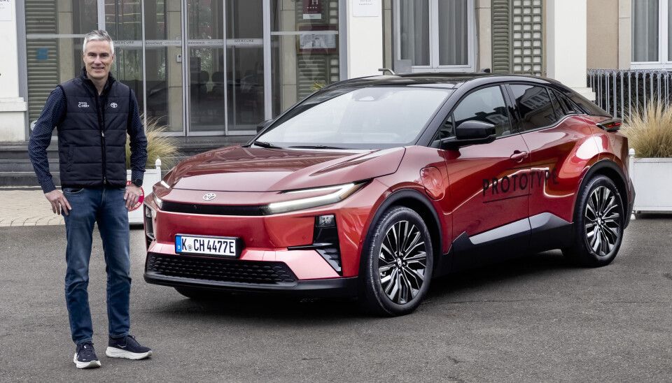 Toyota melder om mange bestillinger av C-HR+. Her er informasjonssjef Espen Olsen med modellen under prøvekjøringen av bilen for journalister.