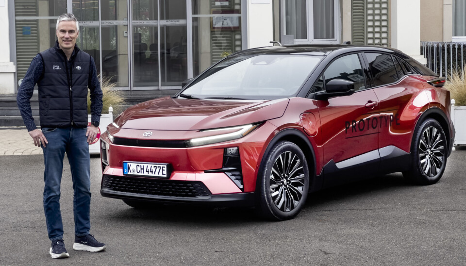 Toyota C-HR+ åpner for bestilling i løpet av oktober i Norge, samtidig som prisene slippes, sier Espen Olsen, informasjonssjef hos Toyota-importøren. De første bilene ventes til Norge mars/april 2026. Da er det fare for mer moms hvis regjeringens forslag til statsbudsjett blir vedtatt.
