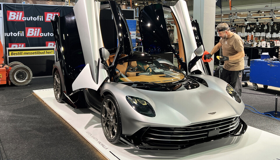 Supersportsbilen Aston Martin Valhalla står hos BilAutofil/BilNorge.