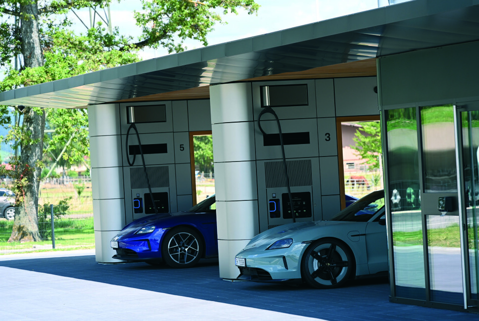 Lading i skyggen på Porsche Charging Lounge.