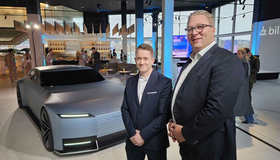 Hans Ole Bakken, Daglig leder hos Bilia Insignia (t.v.) og Henrik Schanche, importørsjef for Jaguar Land Rover gleder seg til åpning og eksklusiv visning av konseptbilen Jaguar Type 00.