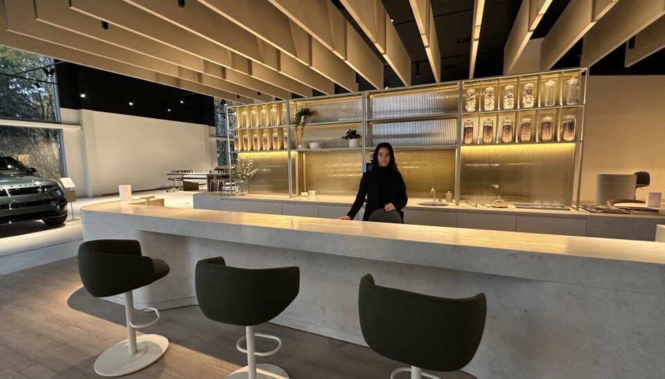 Lillian Aasebø, Client Experience Specialist hos Bilia Insignia. Anlegget på Bjerke er det første i Norden med den nye retail-standarden fra JLR; «Jaguar Land Rover House of Brands».