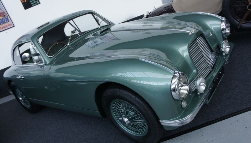 Galleri ToffenEn Aston Martin DB2 fremdeles så tidlig at den har delt frontrute. Men grillen kjenner vi igjen i dag. Foto: Jon Winding-Sørensen Galleri ToffenEn Aston Martin DB2 fremdeles så tidlig at den har delt frontrute. Men grillen kjenner vi igjen i dag. Foto: Jon Winding-Sørensen
