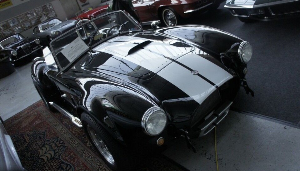 Galleri ToffenDet nærmer seg slutten, så hva med litt skikkelig AC Cobra replica. Denne er bygget av Backdraft med Edelbrock motor og Tremec-transmisjon, men BMW E36 opphengning! 75.000 CHF. Foto: Jon Winding-Sørensen Galleri ToffenDet nærmer seg slutten, så hva med litt skikkelig AC Cobra replica. Denne er bygget av Backdraft med Edelbrock motor og Tremec-transmisjon, men BMW E36 opphengning! 75.000 CHF. Foto: Jon Winding-Sørensen