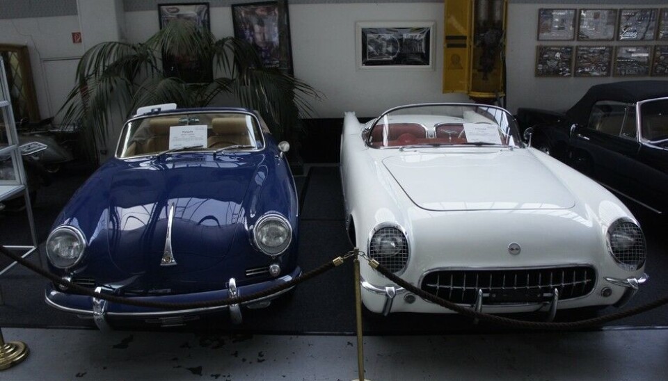 Galleri ToffenNei la oss forlate Toffen med det perfekte par på netthinnen. En 1964 356 Cabriolet og en 10 år yngre Corvette en av de aller tidligste. Foto: Jon Winding-Sørensen Galleri ToffenNei la oss forlate Toffen med det perfekte par på netthinnen. En 1964 356 Cabriolet og en 10 år yngre Corvette en av de aller tidligste. Foto: Jon Winding-Sørensen
