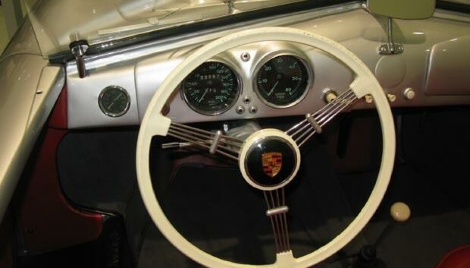 Porsche MuseumHer er det noe som ikke stemmer, denne bilen er for gammel til at Porsche-logoen, som vi kjenner den i dag, var tatt i bruk. Foto: Jon Winding-Sørensen Porsche MuseumHer er det noe som ikke stemmer, denne bilen er for gammel til at Porsche-logoen, som vi kjenner den i dag, var tatt i bruk. Foto: Jon Winding-Sørensen
