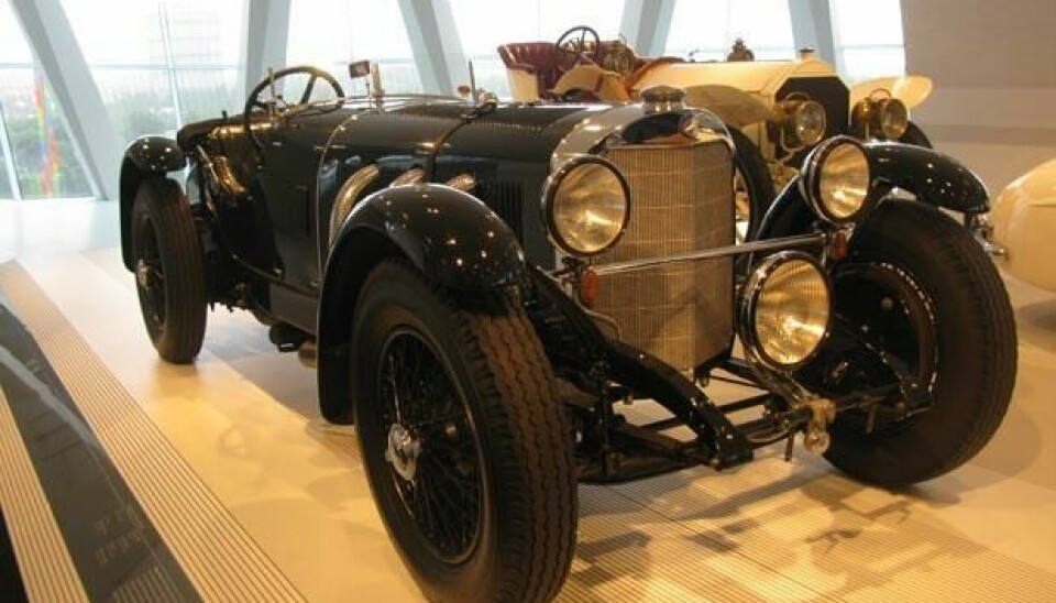 MuseumsbesøkFra Mercedes-Benz museets spesielle Superbil-utstilling nå i sommer. Her er en av våre favoritter gjennom alle tider, en SSK fra 1931. Bildet er fra Mille Miglia, som de vant, med Rudolf Caracciola bak rattet.
