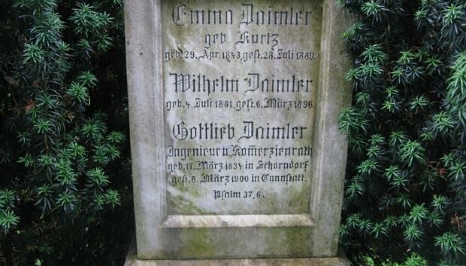 MuseumsbesøkGottlieb Daimler, og familien, ligger på en kirkegård som faktisk heter Uff like ved eiendommen han kjøpte i Stuttgart. MuseumsbesøkGottlieb Daimler, og familien, ligger på en kirkegård som faktisk heter Uff like ved eiendommen han kjøpte i Stuttgart.