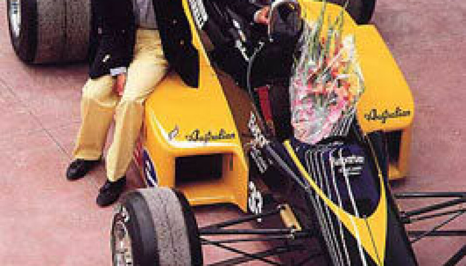 Gian Carlo Minardi viser stolt frem sin nye Minardi M184