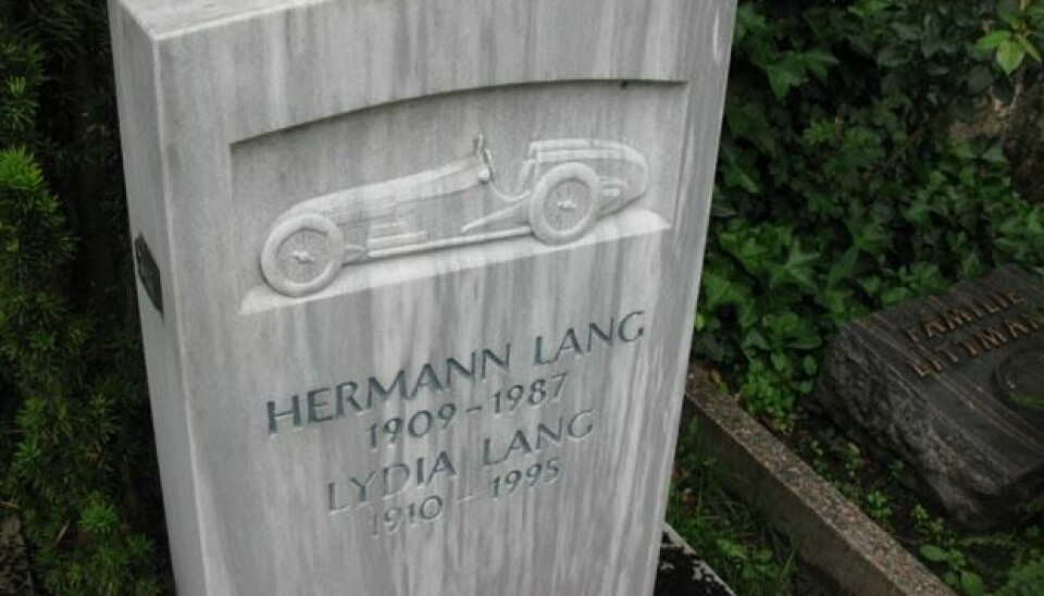 MuseumsbesøkPå jakt etter Daimler-graven, støtte vi helt tilfeldig på graven til Hermann Lang og kone. Racerføreren er, som man ser, minnet med en av sine Mercedes-racere i steinen.