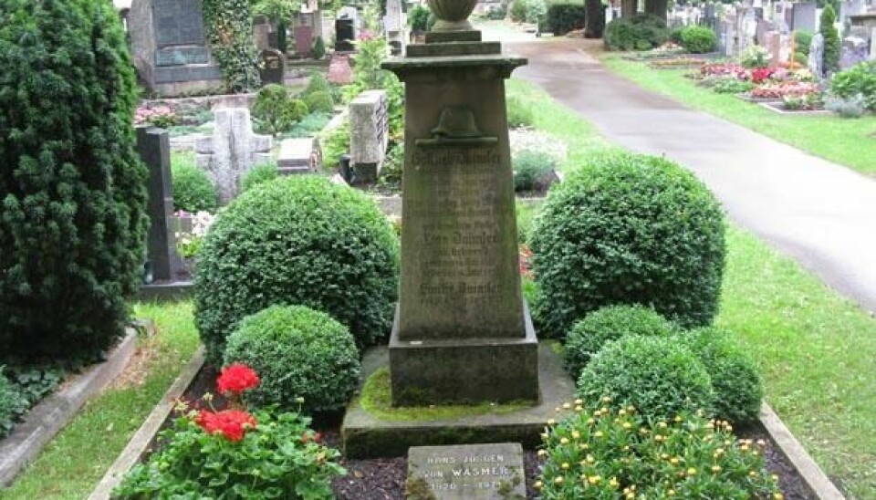 MuseumsbesøkGottlieb Daimler, og familien, ligger på en kirkegård som faktisk heter Uff  like ved eiendommen han kjøpte i Stuttgart.