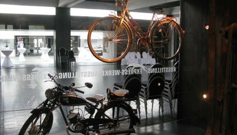 Maybach-museetSiden Maybach-samlingen finnes i en tidligere sykkel- og motorsykkel-fabrikk, får vi heldigvis litt av det med på kjøpet. Maybach-museetSiden Maybach-samlingen finnes i en tidligere sykkel- og motorsykkel-fabrikk, får vi heldigvis litt av det med på kjøpet.