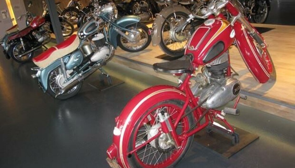 Maybach-museetSiden Maybach-samlingen finnes i en tidligere sykkel- og motorsykkel-fabrikk, får vi heldigvis litt av det med på kjøpet. Maybach-museetSiden Maybach-samlingen finnes i en tidligere sykkel- og motorsykkel-fabrikk, får vi heldigvis litt av det med på kjøpet.