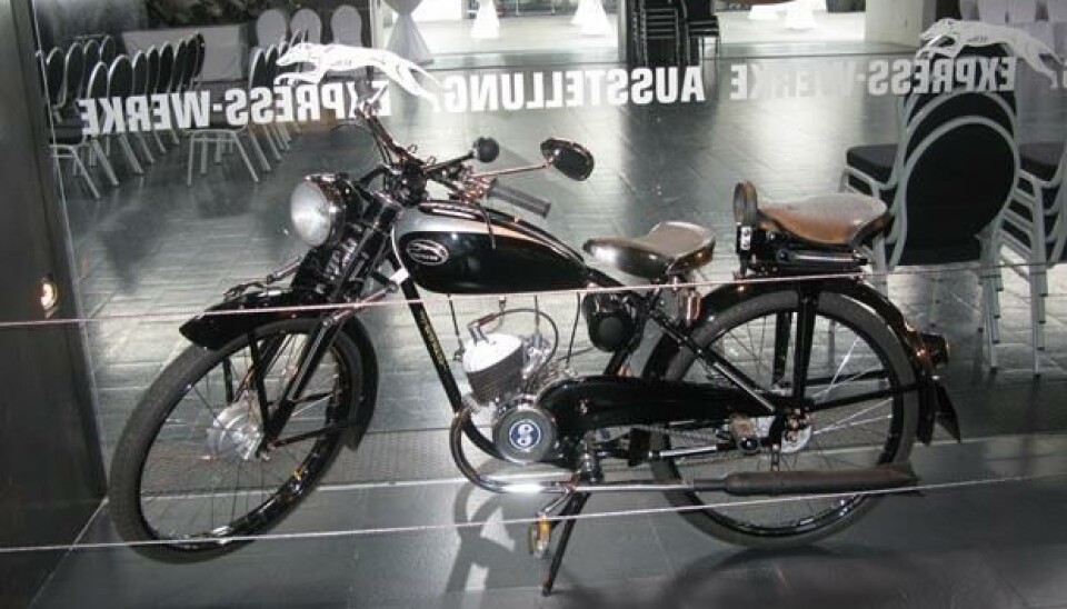 Maybach-museetSiden Maybach-samlingen finnes i en tidligere sykkel- og motorsykkel-fabrikk, får vi heldigvis litt av det med på kjøpet. Maybach-museetSiden Maybach-samlingen finnes i en tidligere sykkel- og motorsykkel-fabrikk, får vi heldigvis litt av det med på kjøpet.