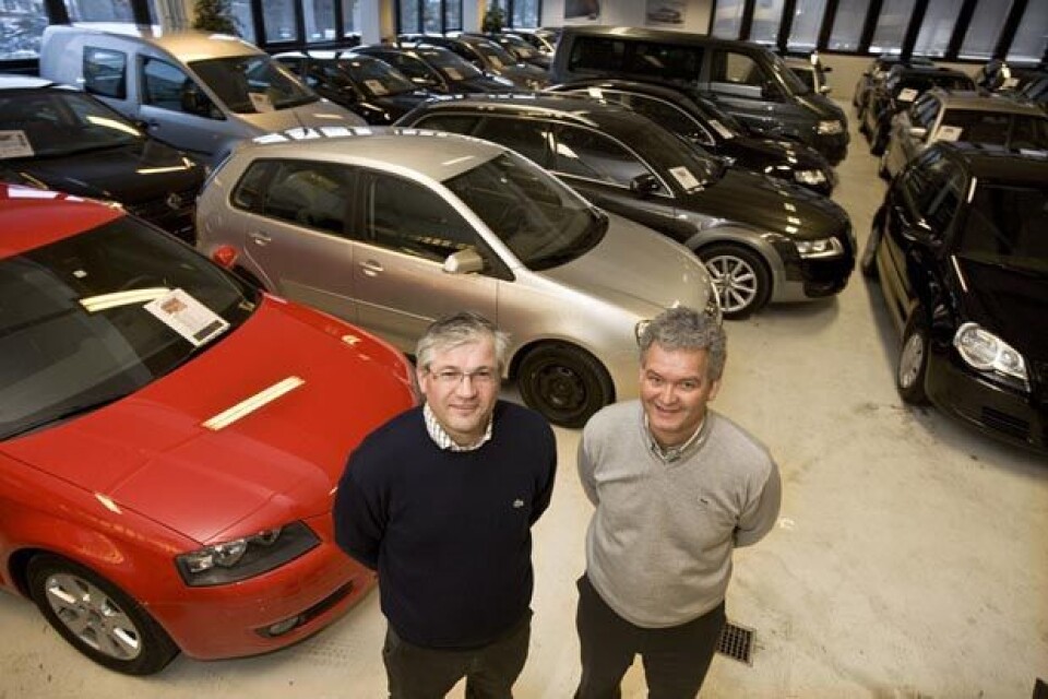 Firma Erik Arnesen i Oslo selger Audi, Merecdes og Volkswagen. Hittil i år har de redusert antall brukte biler med 35 prosent. Daglig leder Jan-Erik Reindsborg til høyre sier at prisene ble nedjustert på de fleste modellene i slutten av desember i fjor. B