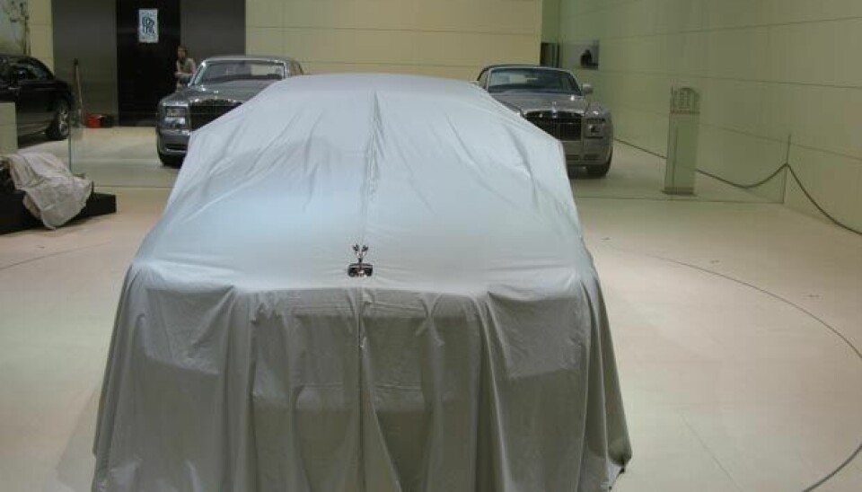 Rolls-RoyceBaby Rolls ser ikke mye baby ut der den står under sitt hvite laken. The Spirit of Extasy ser også ut som hun er i full størrelse. Foto: Jon Winding-Sørensen