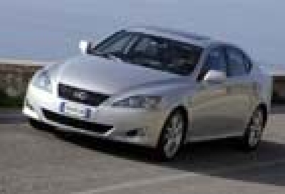 Klare for finalen:Lexus IS - den nye politibilen?