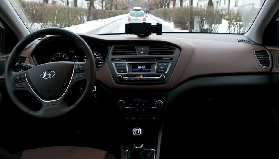 Hyundai i20i20 er tydelig oppgradert innvendig. Knappene har fått mer moderne uttrykk, speedometeret er mer oversiktlig med digital fartsviser. Lydanlegget er bedre (men uten DAB), rattvarme i hele rattet, USB og aux og to 12V utganger.