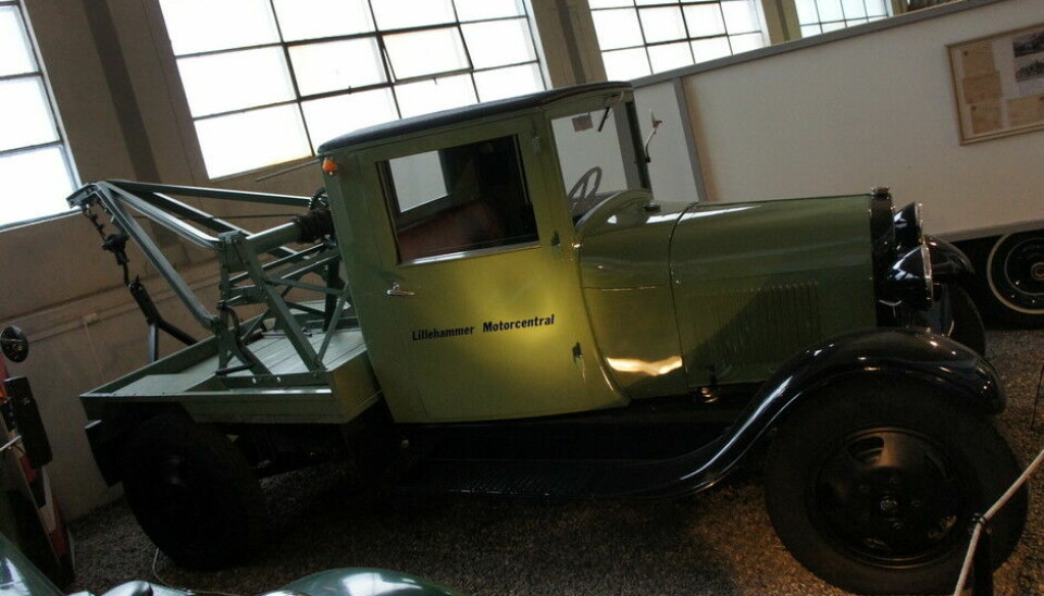 Norsk Kjøretøyhistorisk MuseumAkkurat som T-Forden ble TT som lastebil, ble A-Forden AA. Denne er fra 1930, ble bygd om til kranbil av Lillehammers Ford-forhandler og brukt helt til 1960.