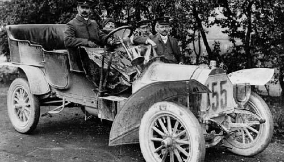 August Horch ved siden av vinnerbilen i Herkomer Run (1906)