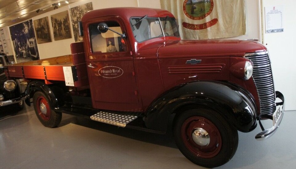 Z MuseumEn Chevrolet fra 1938, som tilhører Straand Hotell tar i mot deg(Foto: Jon Winding-Sørensen) Z MuseumEn Chevrolet fra 1938, som tilhører Straand Hotell tar i mot deg(Foto: Jon Winding-Sørensen)